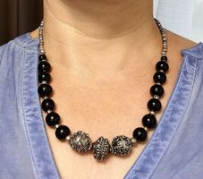 Collier en métal argenté et perles