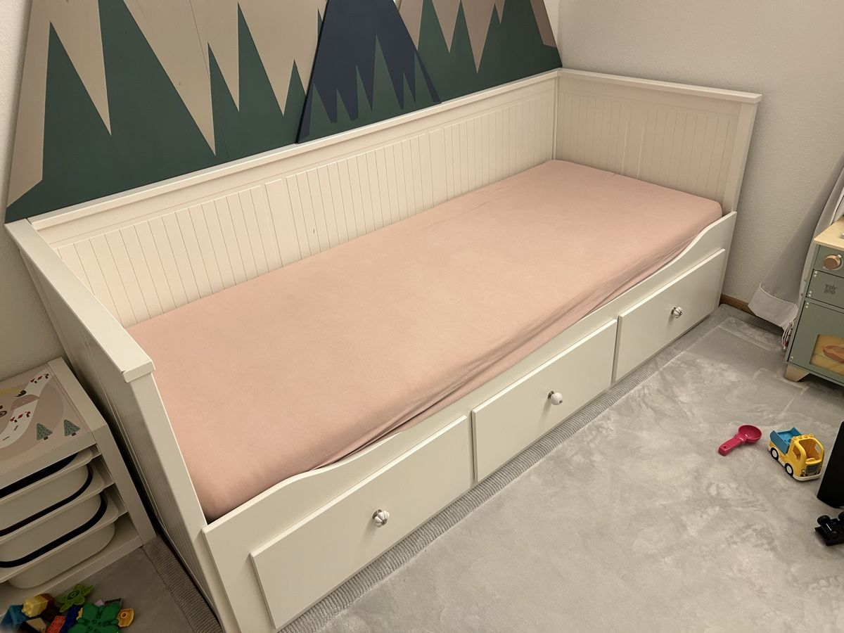 Betten: Hemnes Ikea Bett – Gebraucht aus Saland von Claud