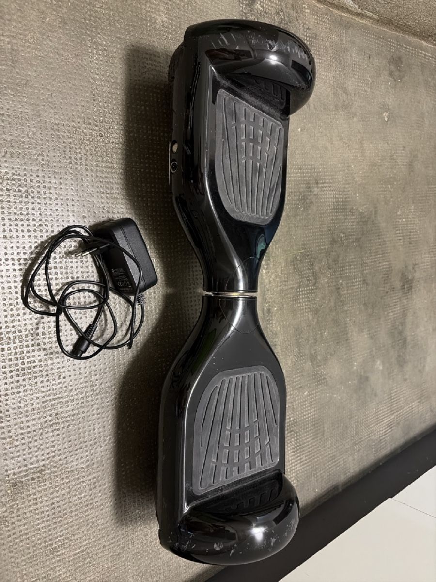 Hoverboards: Hoverboard noir avec chargeur bon état – Gebraucht aus tramelan von nunes09