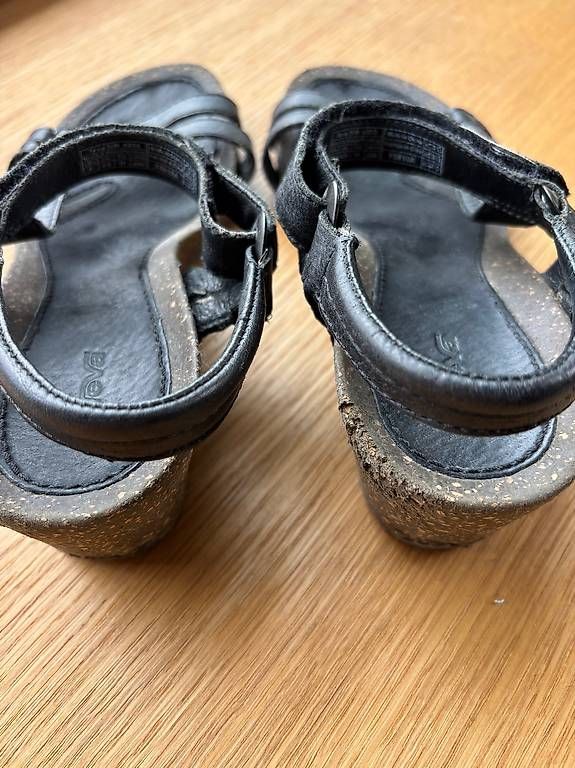 Scarpe da donna: TEVA Saldalen schwarz mit Absatz 37 – Usato da Hägglingen venduto da Kleidungfan 4