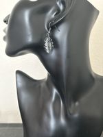 Elegante Ohrringe, neu, mit schwarzen und weissen Perlen.