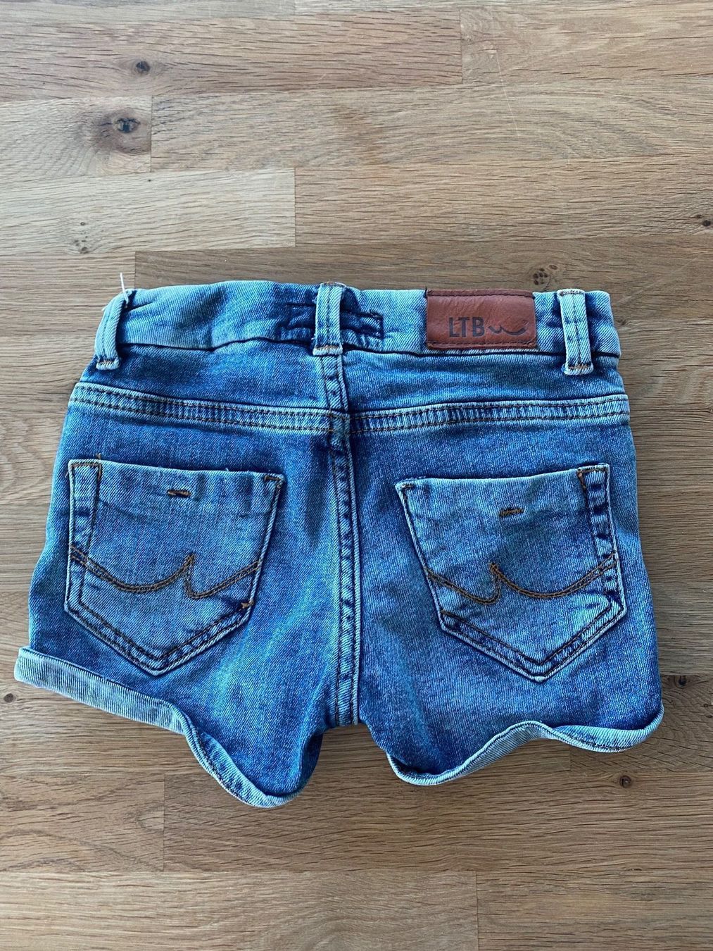 Pantaloni: Kurze Jeans für Mädchen – Usato da Luzern venduto da nad_nf8f 1
