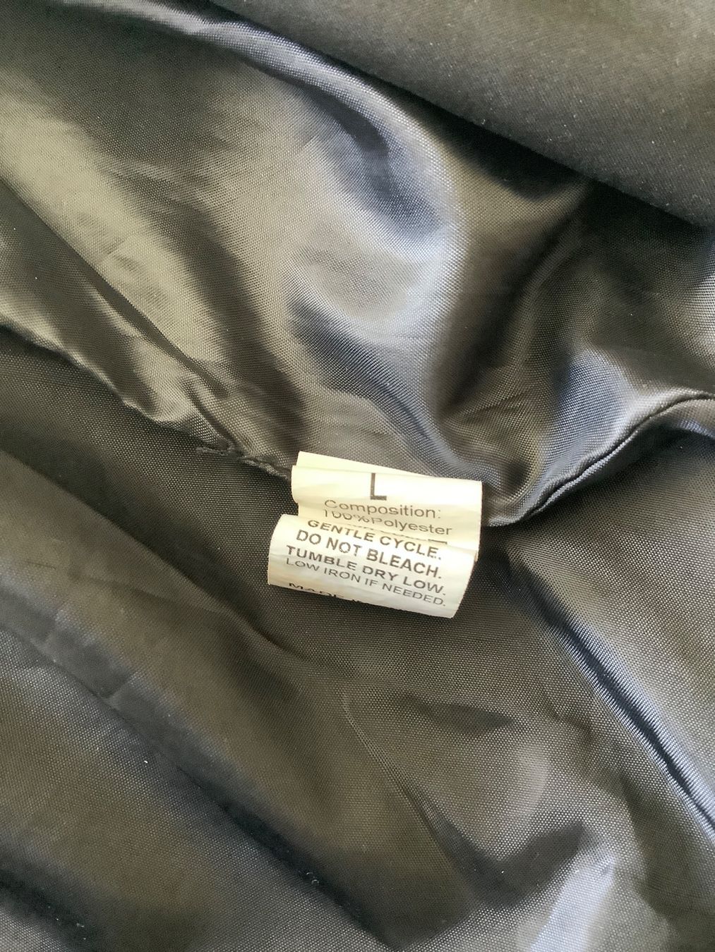 Giacche: Schwarze leichte Jacke mit Kapuze Grösse L – Usato da Zürich venduto da Verde21 4