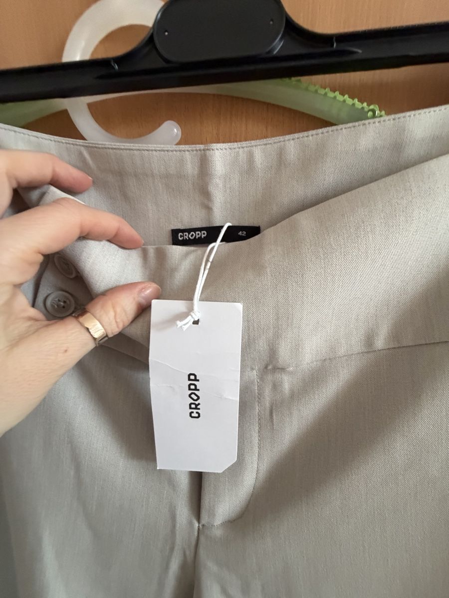 Pantaloni: Pantalons élégant Cropp taille 42 – Nuovo e nell'imballaggio originale da Savagnier venduto da Pivovar2 2