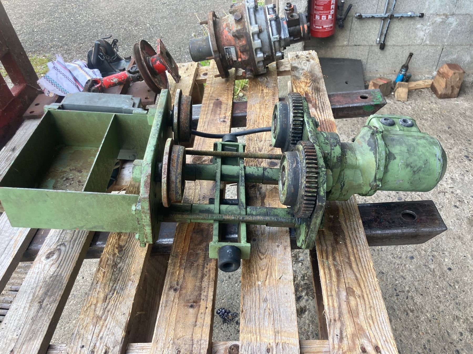 Paranco multiuso: Entraînement électrique pour palan – Usato da Bourrignon venduto da filledemai