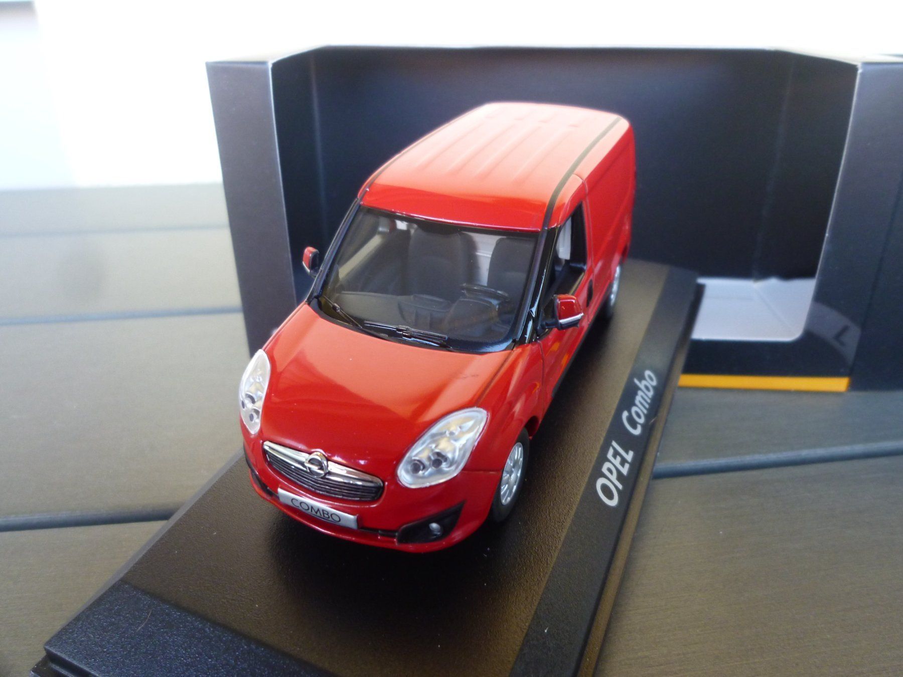 Norev Modellini d'auto: Opel Combo – Nuovo e nell'imballaggio originale da Flawil venduto da Imperiosud 2