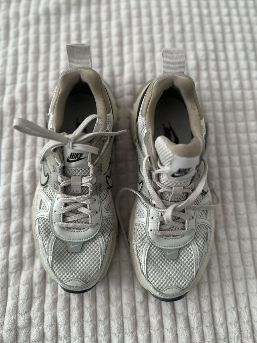 Nike Damenschuhe: Nike V2K Run Damen Sneaker Beige – Gebraucht aus Kriens von Trisanzz