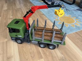Bruder Holztransporter LKW mit Kran