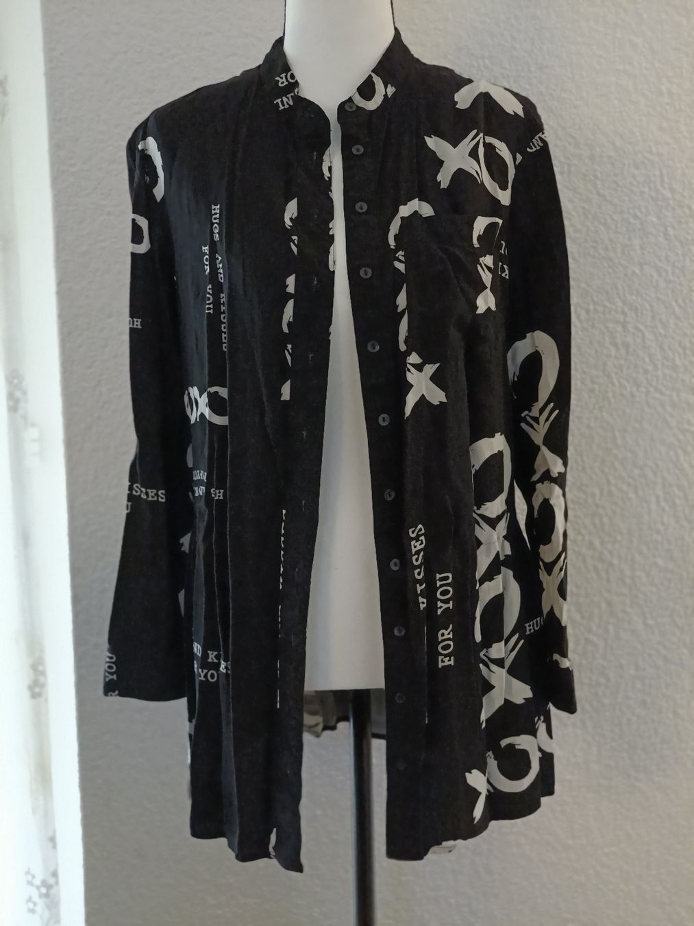Rainbow Blusen: Rainbow Bluse Gr. 38 schwarz/weiss Viskose Muster Print – Gebraucht aus Näfels von CH.Kchlineknopf