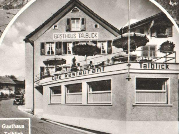 Cartes postales: MOLLIS: Gasthaus Talblick mit Oldtimer, Aussicht Dorf 1937 – D'occasion à Engelburg par Swisscards