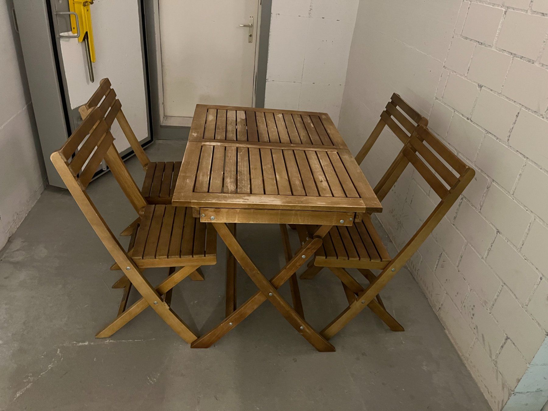 Set di tavolo e panche: Holz Gartentisch mit 4 Klappstühlen – Usato da Zuzwil SG venduto da pavlod