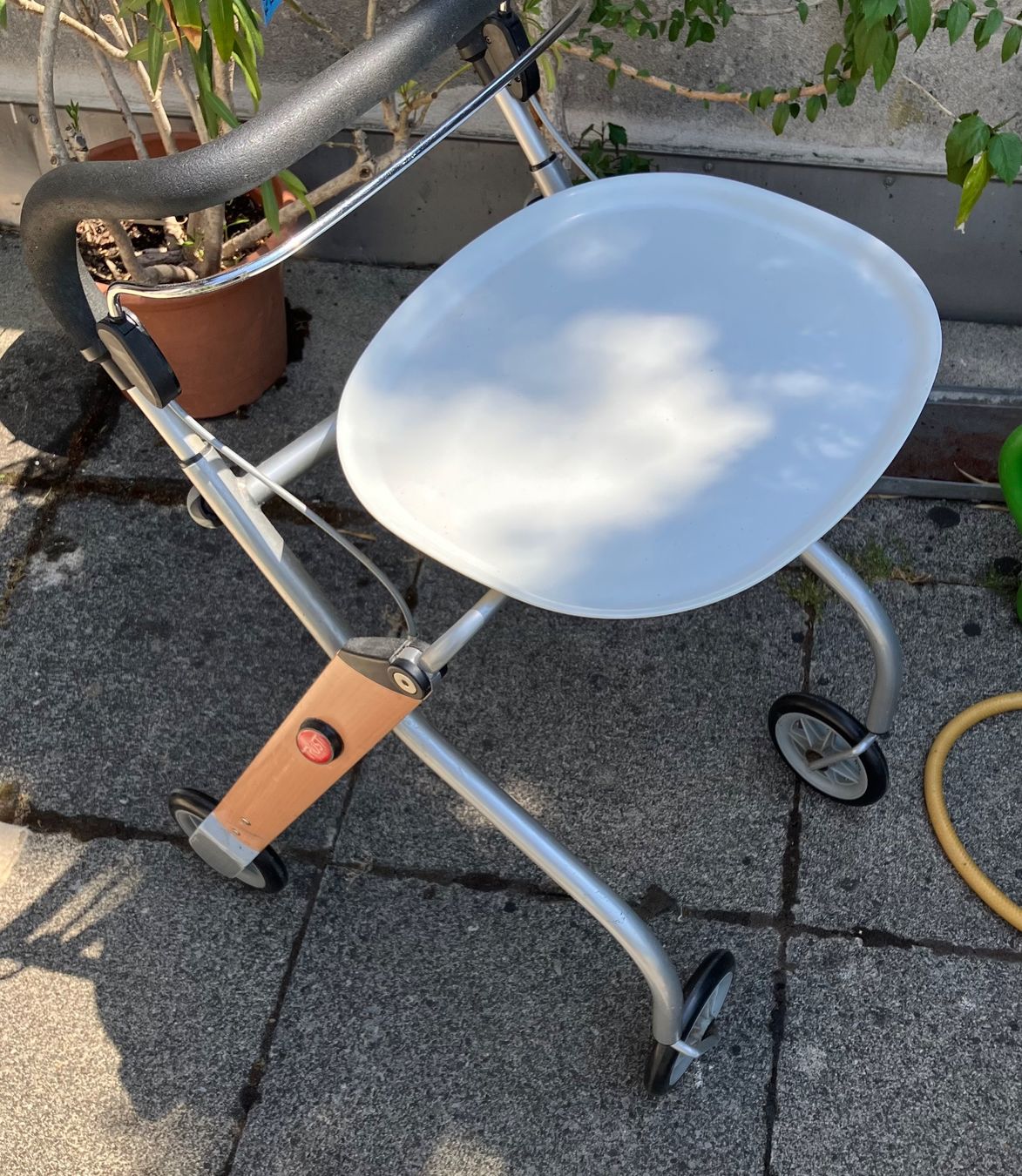 Aides à la marche: Rollator mit Tisch / Tablett – D'occasion à Pfeffingen par Deggaff 2