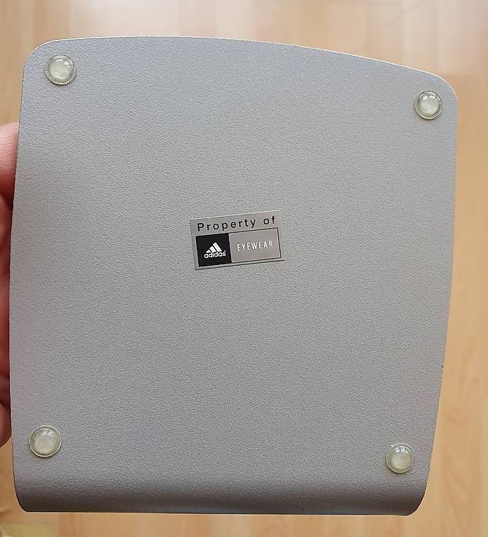 Autres décorations & accessoires: Brillenständer von Adidas  – D'occasion à Reinach BL par Cry69 2