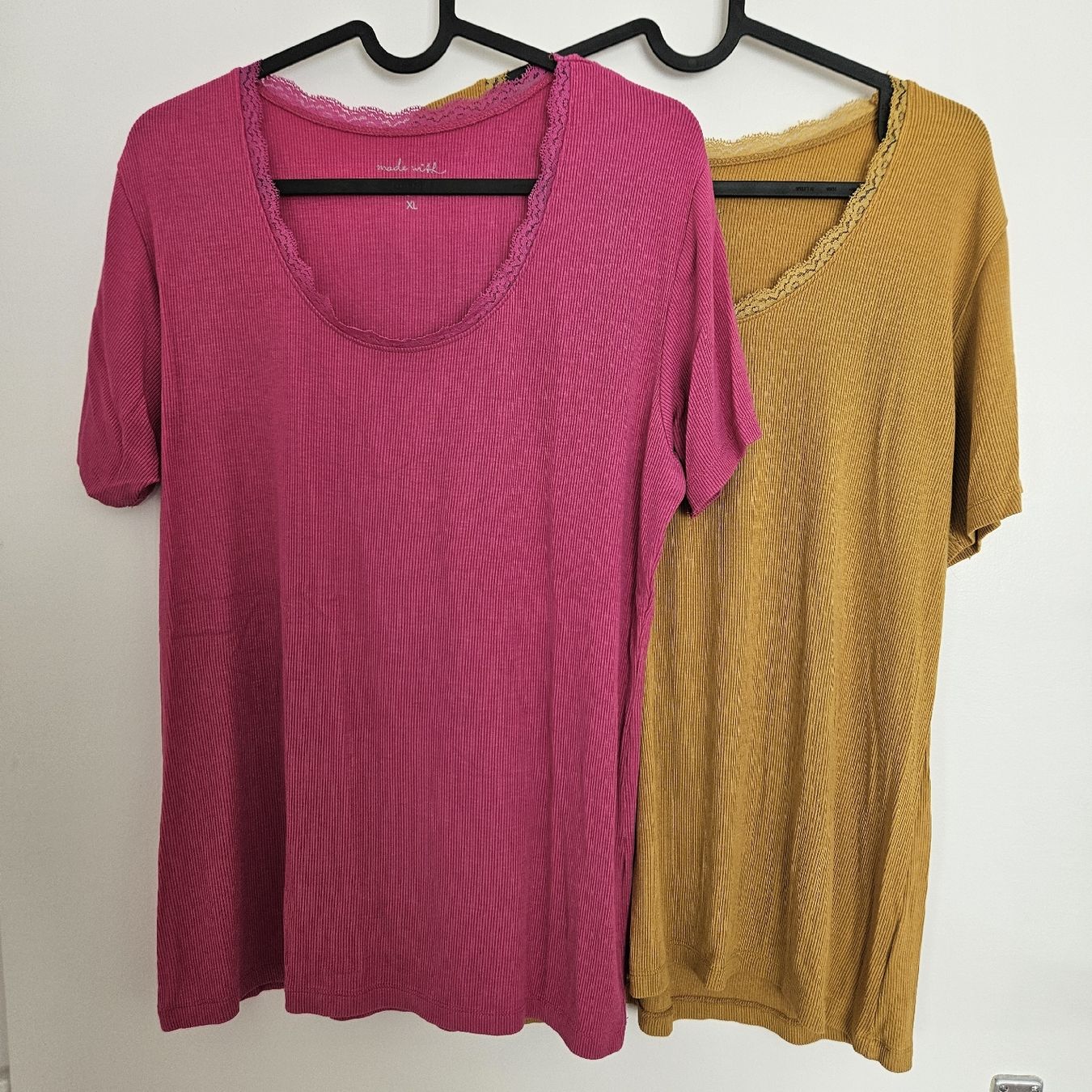 T-Shirts: 2x T-Shirt, Ripp – Gebraucht aus Bern von naaa000xci