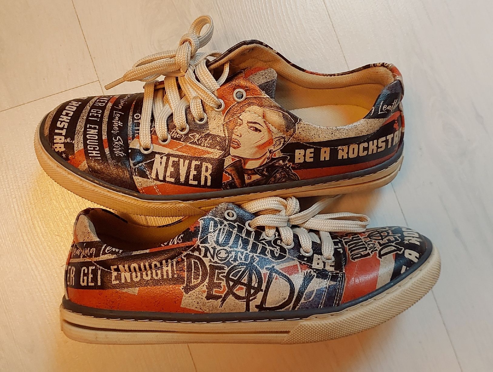 Damenschuhe: Sneaker DOGO – Gebraucht aus Brunnen von CHOUCHOU.