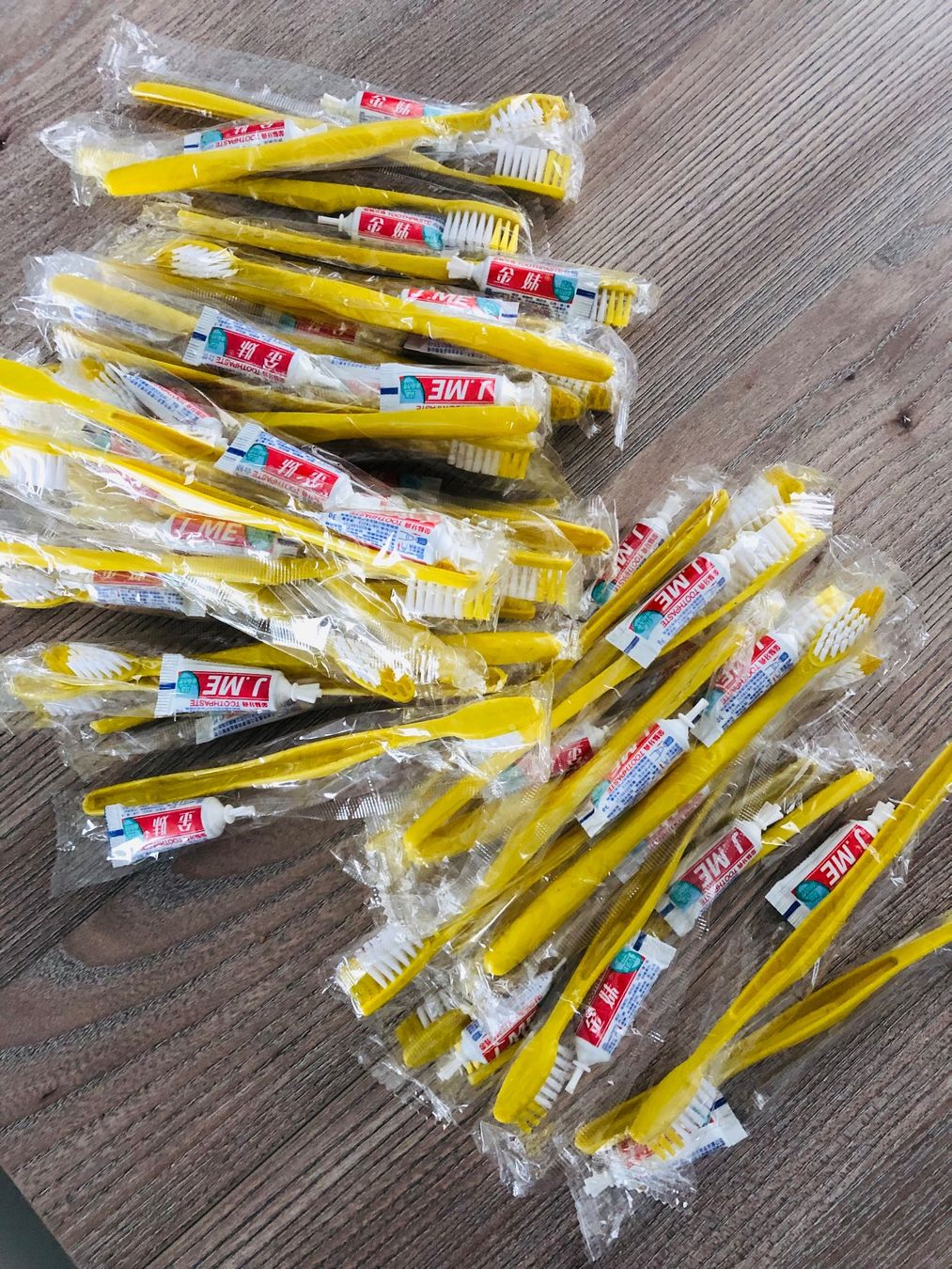 Cura dei denti: 100 Pcs - brosses à dents jetables – Nuovo e nell'imballaggio originale da Delémont venduto da Emi-98 3