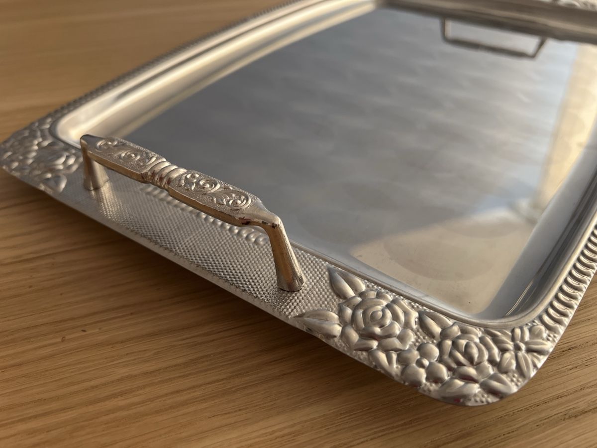 Piatti di portata: Vintage Serviertablett mit Rosenmuster  – Usato da Luzern venduto da maisonnoir 1