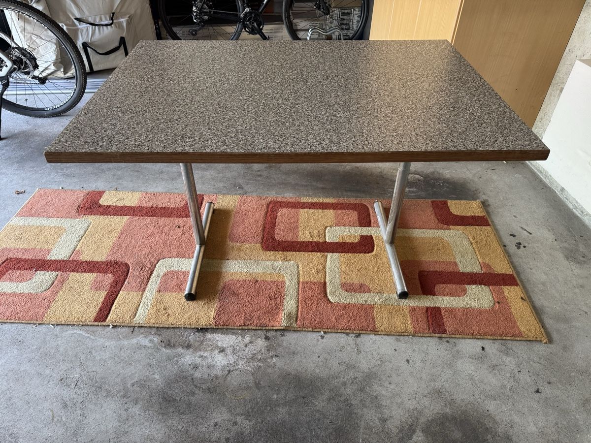 Tavoli: Massiver Holztisch mit Platte in Steinoptik – Usato da Embrach venduto da Mako14 1