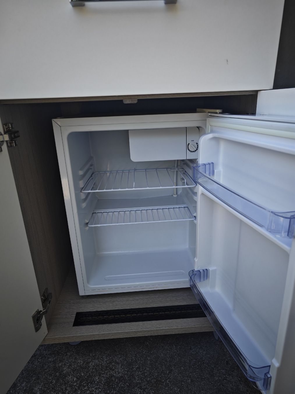 Kibernetik Kühlschrank: Schrank mit Kühlschrank  – Gebraucht aus Lengnau AG von Rockethawk 3