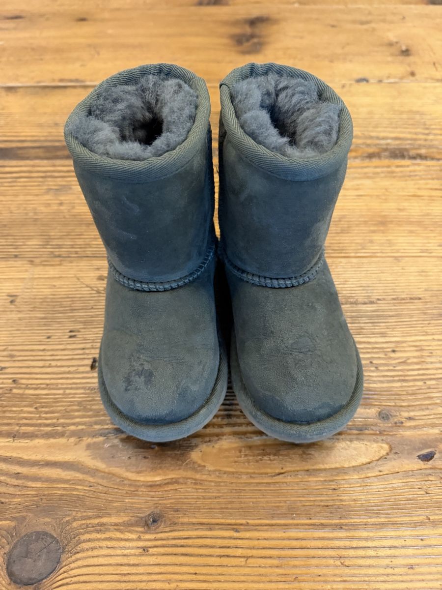Ugg Scarpe per ragazzi: UGG Boots Kinder oliv 23,5 – Usato da Widnau venduto da BlueSkies13 2
