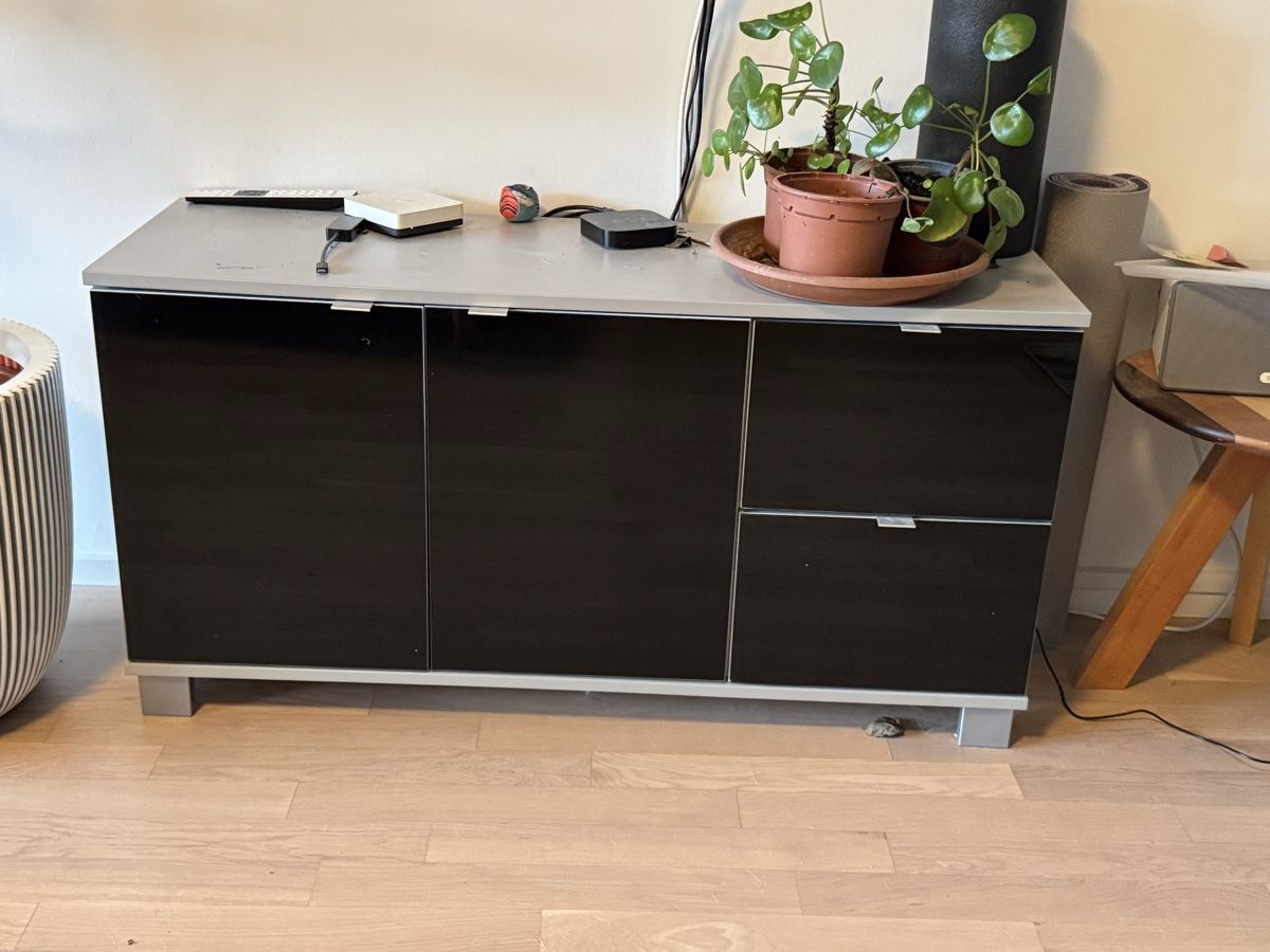 Mobili TV: Schwarzes TV Möbel – Usato da Freudwil venduto da dihuepe