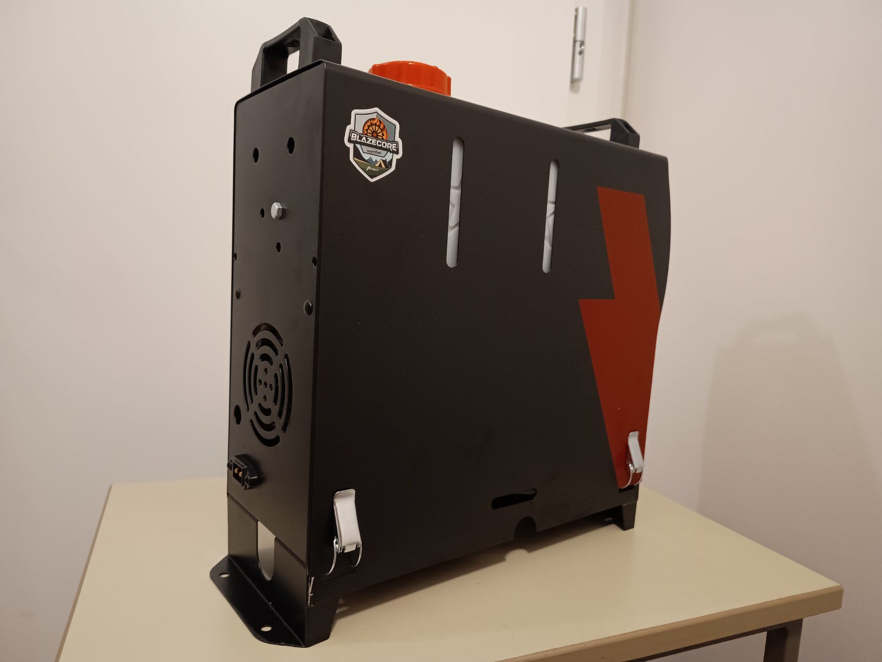 Radiatori: 12V / 24V oder 230V Dieselheizung 8kW, neu – Nuovo e nell'imballaggio originale da Döttingen venduto da Schlei 2