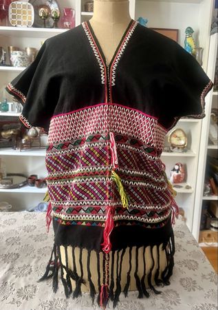 Haut traditionnel Karen, brodé main avec graines