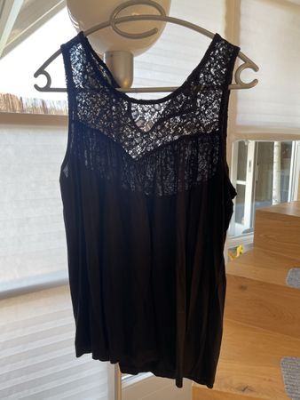 Schwarzes Top mit Spitze, Grösse M