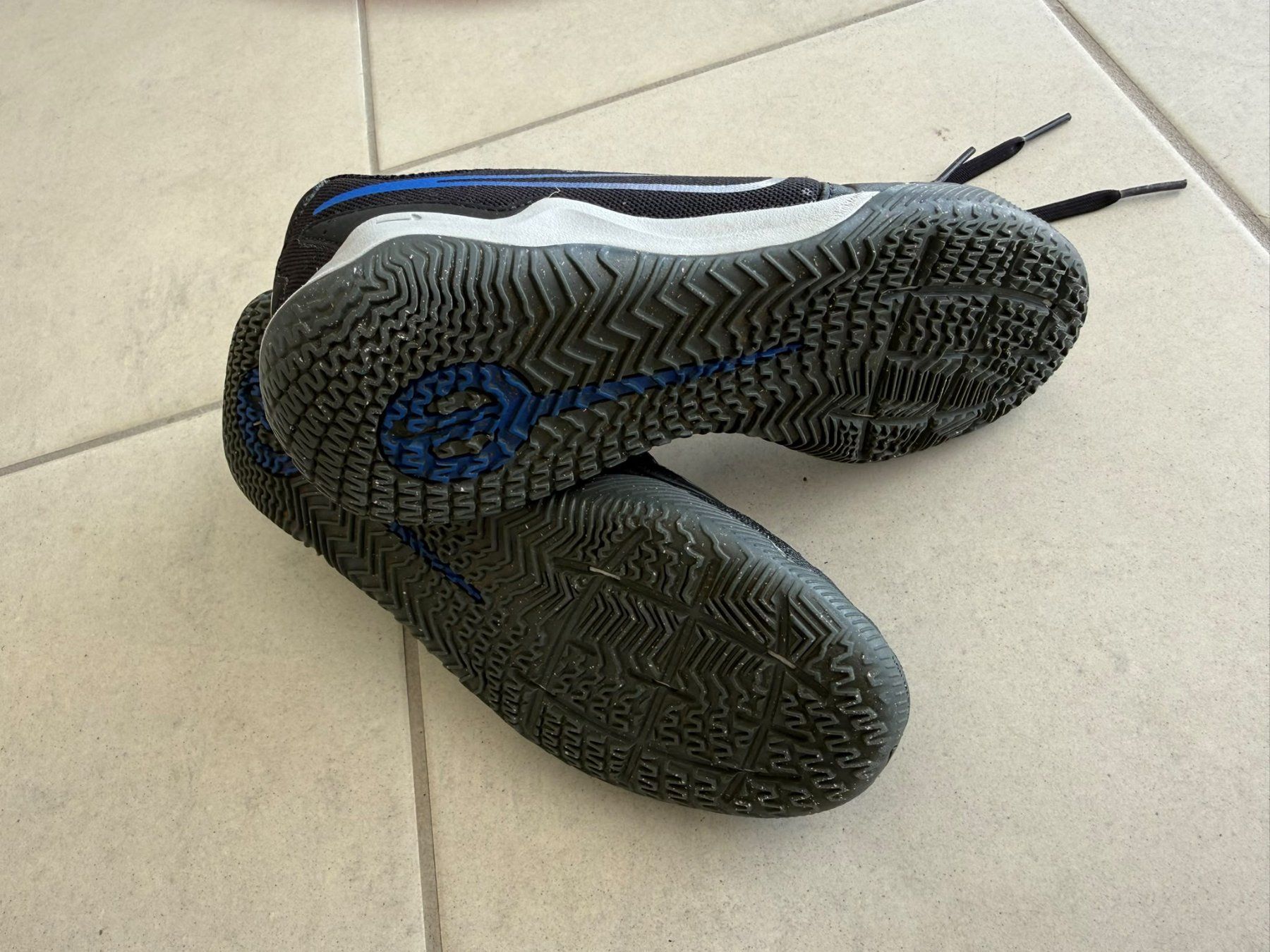 Chaussures garçon: Fussball-Hallenschuhe – D'occasion à Männedorf par Schnaeppchen05 1