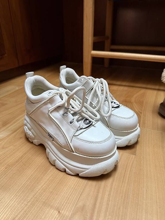 Chaussures femmes: Buffalo Sneaker Weiss – D'occasion à Winkel par jbuchwalder17