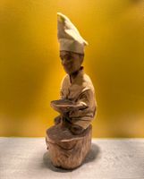 Alte asiatische Holzfigur Mönch mit Schale – handgeschnitzt