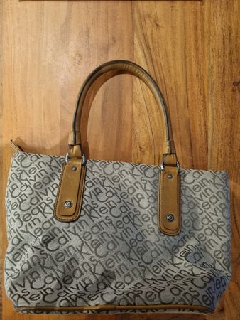 Stylische Calvin Klein Handtasche 👜