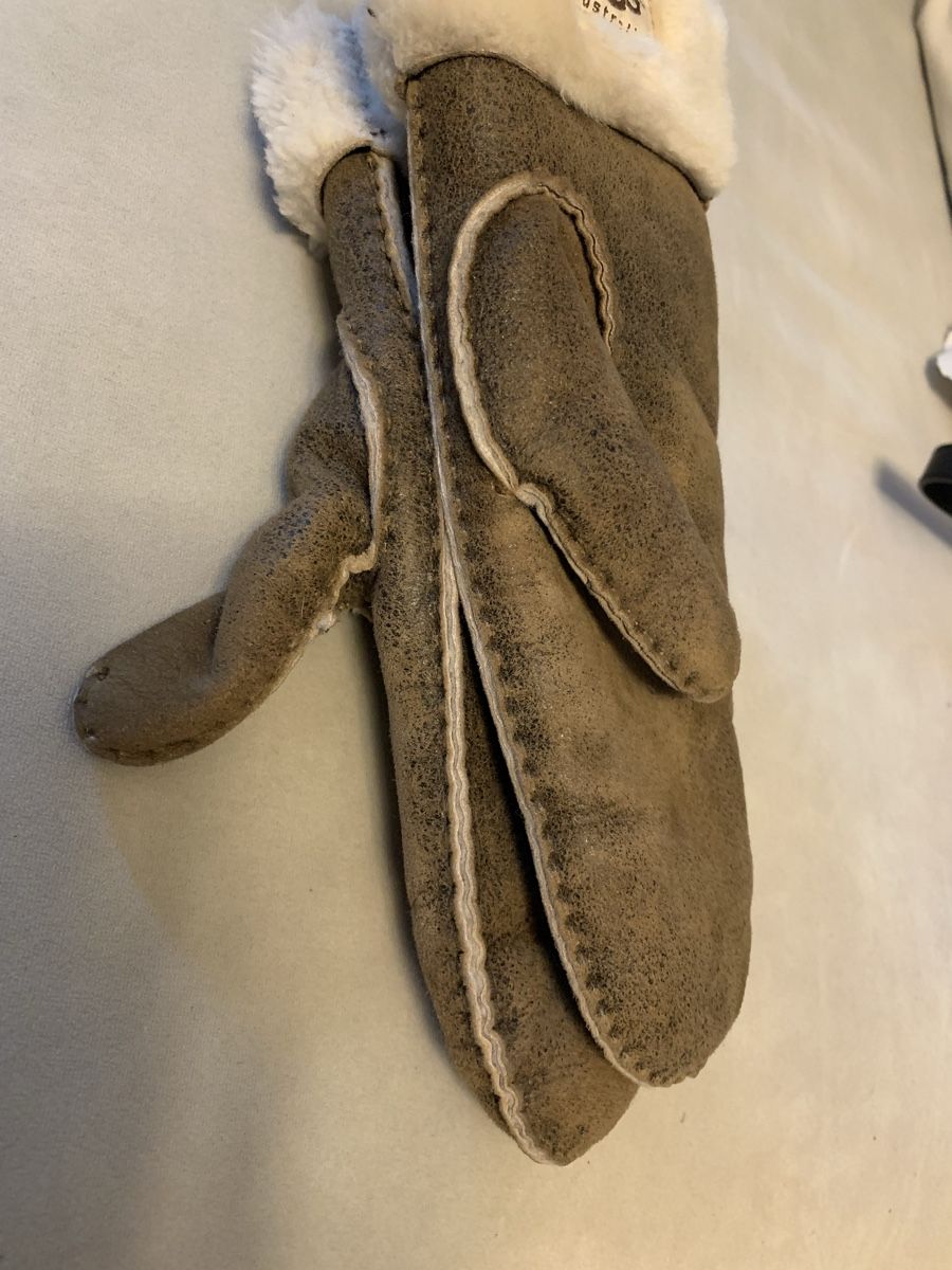 Ugg Guanti & manicotti: UGG Handschuhe  – Usato da Bergdietikon venduto da zor_856j 6