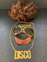 Party-Perücke mit Brille und Schmuck