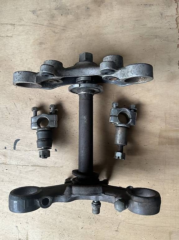 Tutti i ricambio per moto: Piastra forcella + steli Suzuki T250 – Usato da Lugano venduto da vecc-katana1100 1