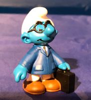 Gelehrter Schlumpf mit Brille und Aktenkoffer