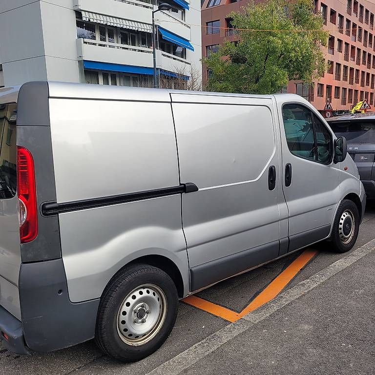 Opel Véhicules utilitaires: Opel vivaro 2.5l – D'occasion à Plan-les-Ouates par dro_g65h 2