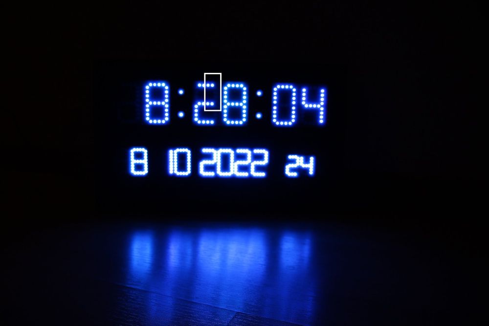 Lunartec LED Uhr Tisch und Wanduhr mit Datum und Temperatur