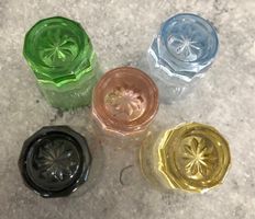 Lot de 5 verres à liqueur colorés en verre vintage