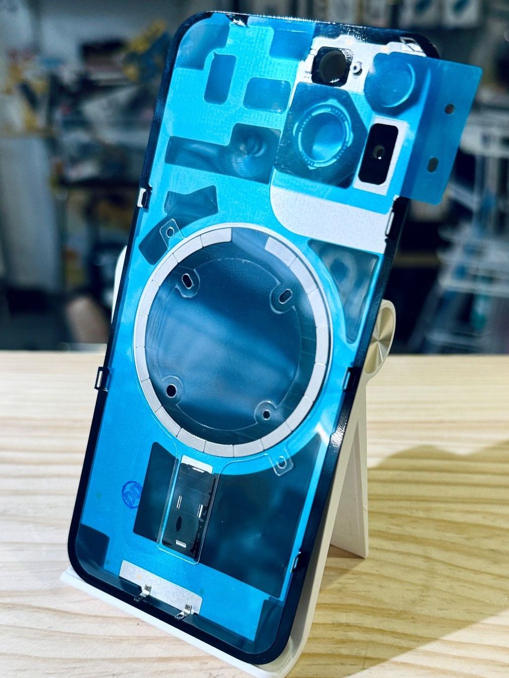 Cover & Protezioni schermo: Vitre Cache Arrière iPhone 14+ Noir avec rondelle aliments – Nuovo e nell'imballaggio originale da Morges venduto da DA-repa 1