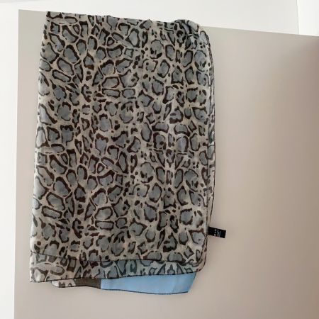 Schöner Schal von BESS mit Tiermuster, neuwertig!