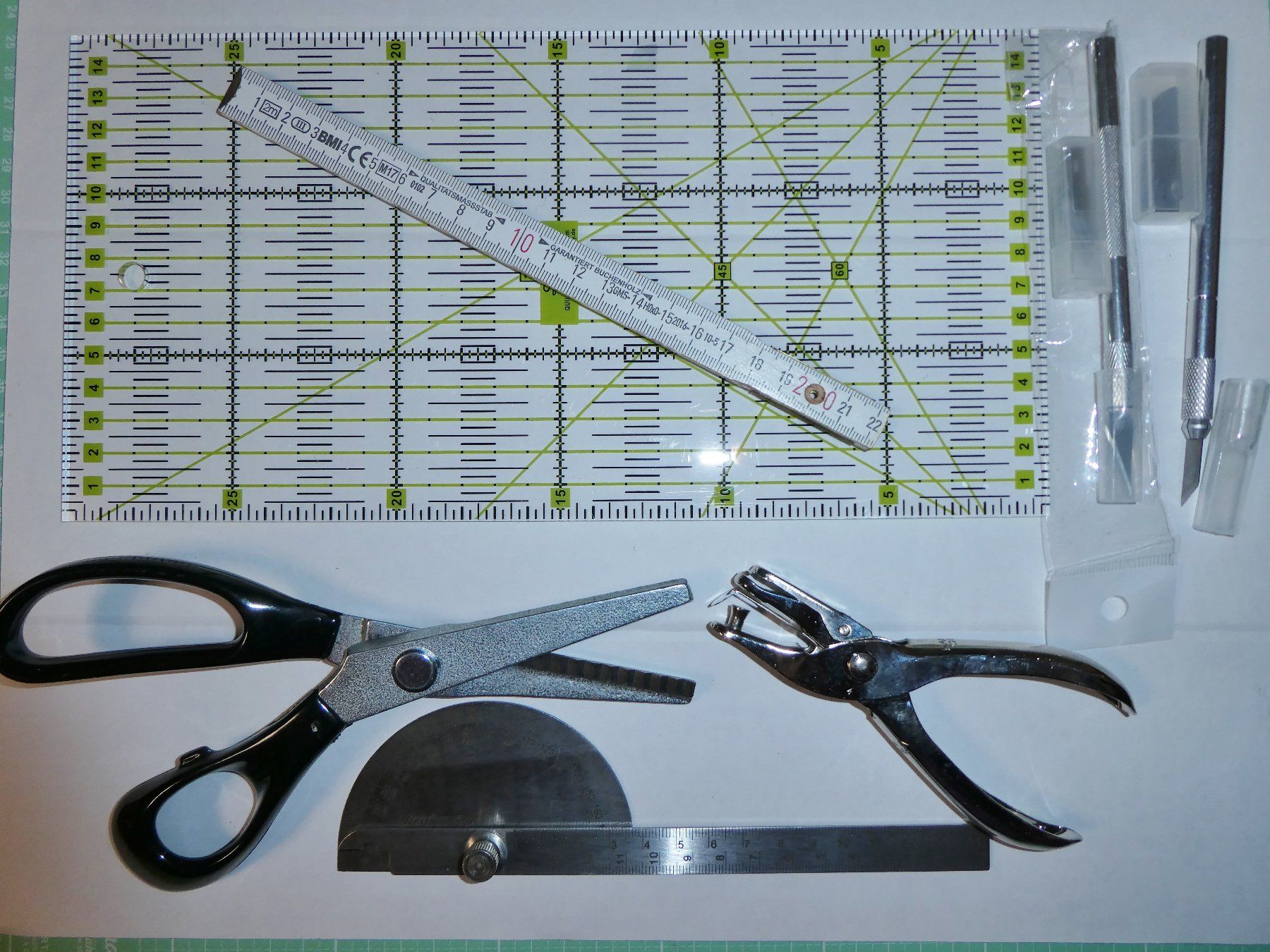 Kit bricolage: Schneide-Löcher-Set – Nuovo (secondo la descrizione) da Siebnen venduto da GluckPilz5684