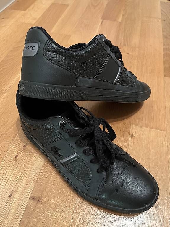 Lacoste Scarpe per ragazzi: Lacoste Sneaker schwarz Leder 39,5 – Usato da Aesch BL venduto da Sushilover 1