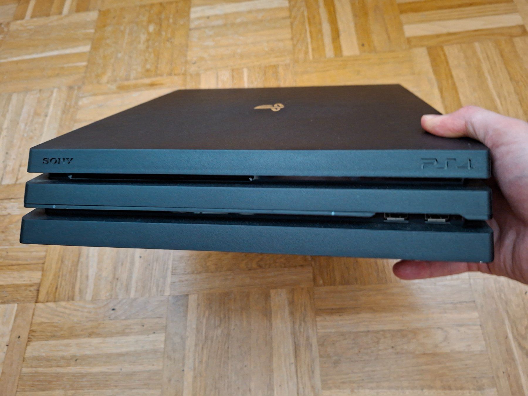 Sony Consoles: PS4 Pro Konsole mit einem Controller – D'occasion à St. Gallen par brat01 5