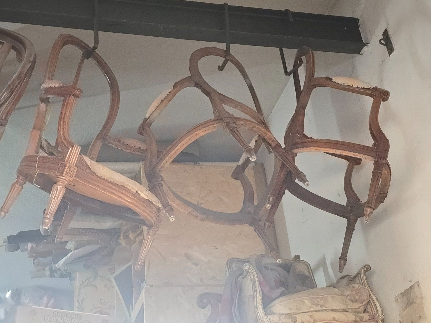 Poltrone: Drei Louis XVI Fauteuils – Usato da Luzern venduto da Sainte-Victoire 1