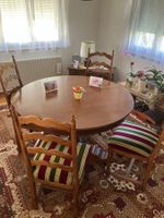 Table en bois massif avec 4 chaises