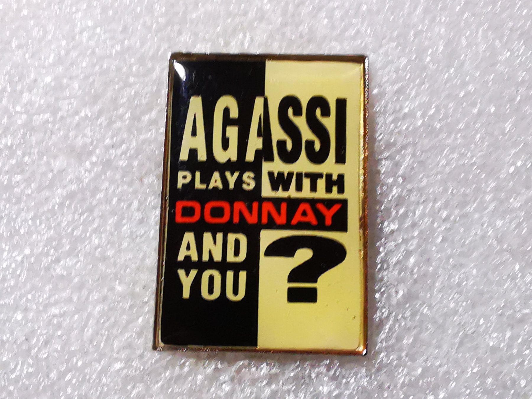 Placchette & Badge: Ansteckpin 55: Agassi – Usato da Oppligen venduto da Pin-Fall-Shop
