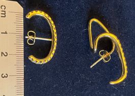 Paire de boucles d'oreilles dorées avec strass