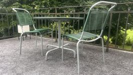 Gartentisch von MOOBEL und Stühle von EMBRU
