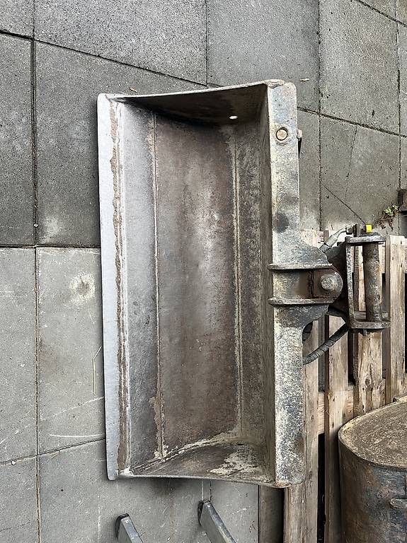 Excavateurs: Baggerlöfel – D'occasion à Röthenbach im Emmental par Massey13 1